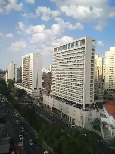 Vista panorâmica da cidade com edifícios e rua com tráfego