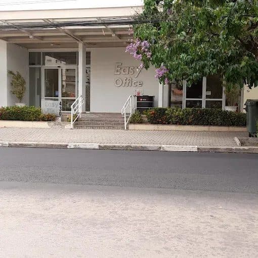 Fachada de entrada do edifício Easy Office com porta de vidro