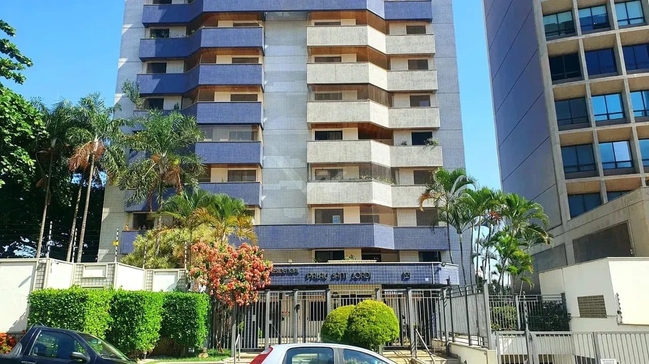 Vista frontal do edifício Residencial Palau Sant Jordi com varandas e detalhes em azul.